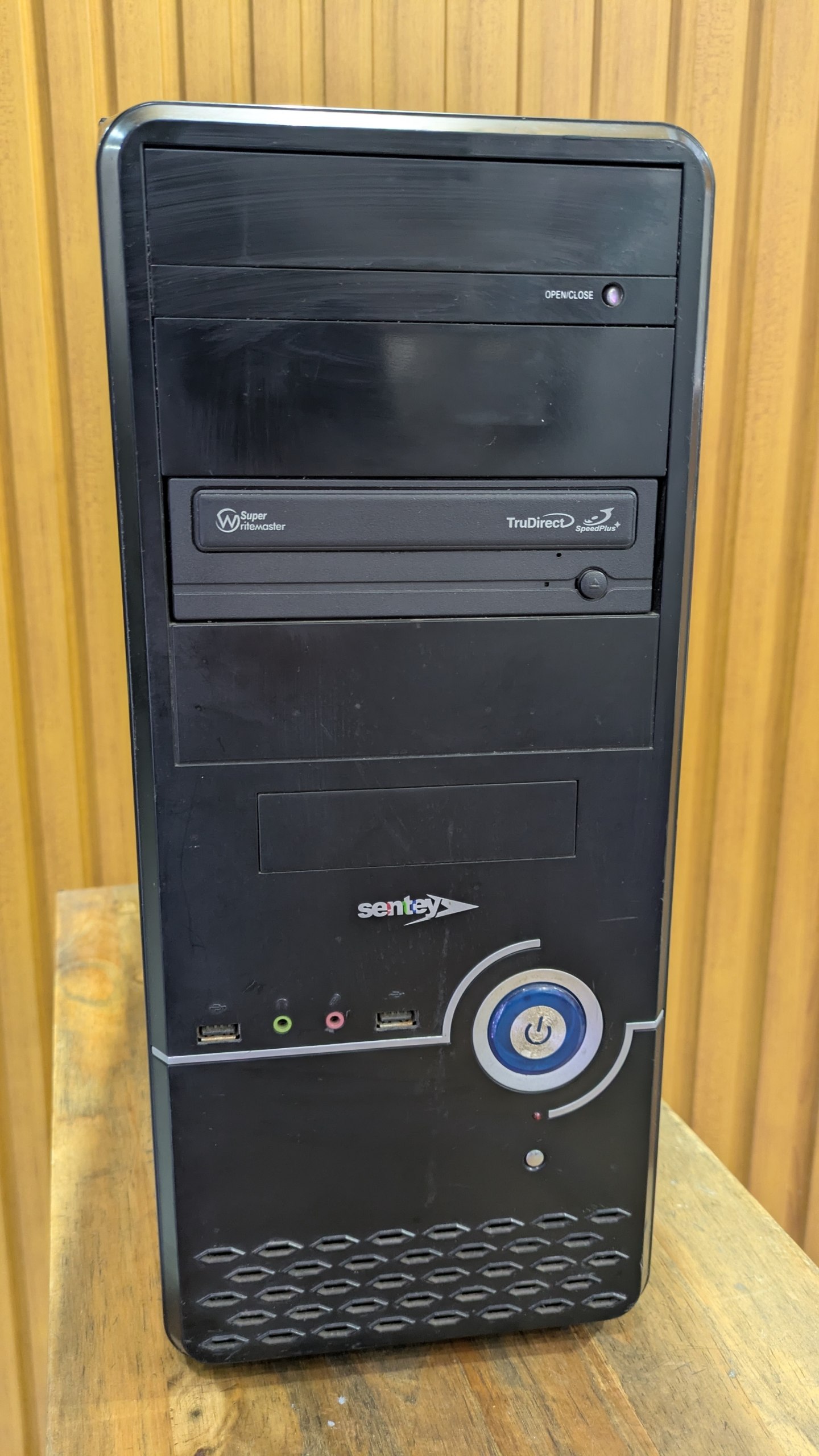 COMPUTADORA INTEL CORE I3 10100 / 4GB DDR4 / 240GB SSD